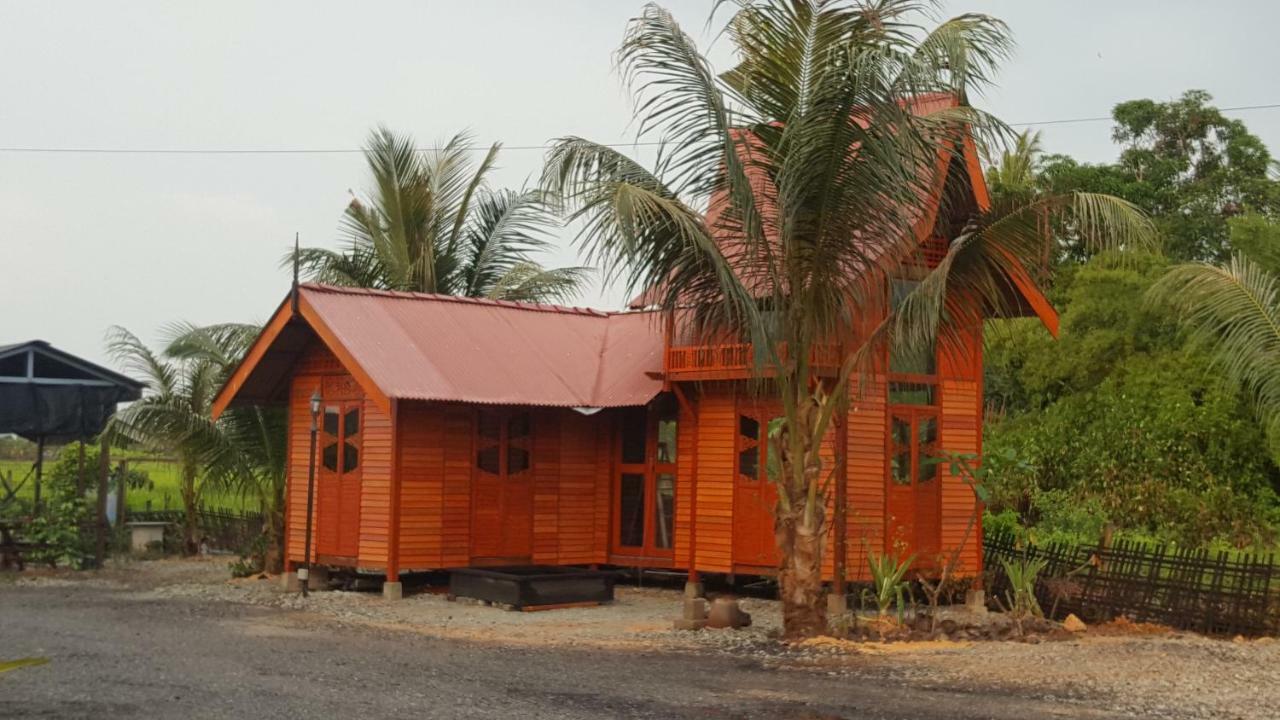 Kurau Inn Farmstay Kuala Kurau Exterior photo